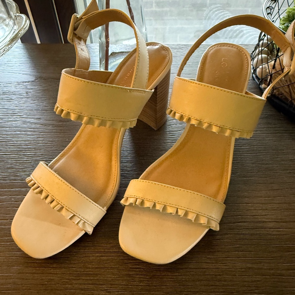 Kohl's Cream Ruffle Strap Sandals